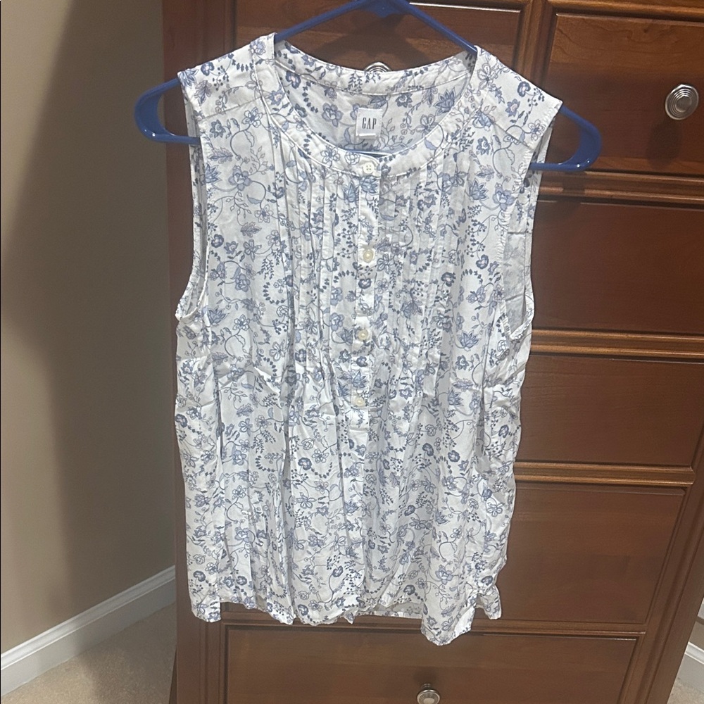 GAP Women's Sleeveless floral Blue and White Blouse, size medium
